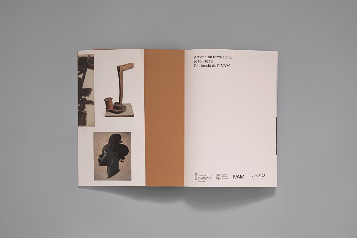 Primera página del libro «Arte en una tierra baldía. 1939—1959». Se puede apreciar la sobrecubierta y la portada
